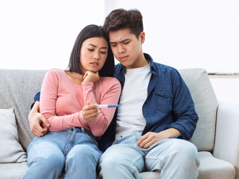 Bác sĩ chuyên khoa nam học đang tư vấn kết quả xét nghiệm sinh sản cho nam giới