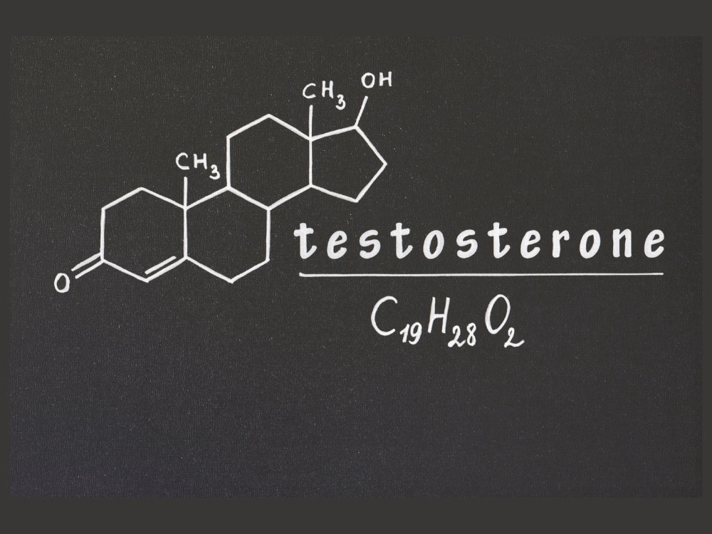 Bác sĩ chuyên khoa nam học đang tư vấn kiểm tra nồng độ hormone testosterone cho nam giới
