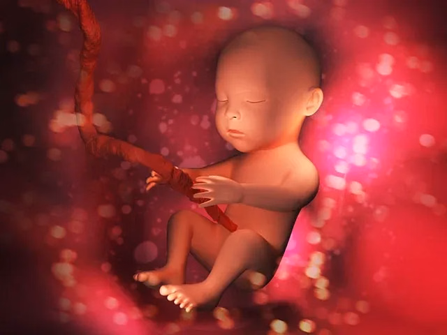 Bác sĩ chuyên khoa sơ sinh đang hỗ trợ hô hấp và theo dõi chỉ số sinh tồn cho trẻ nghi ngờ hít phân su
