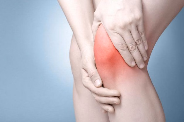 Hình ảnh mô phỏng tình trạng sưng đỏ và tràn dịch viêm tại khớp do nhiễm vi khuẩn liên cầu Streptococcus