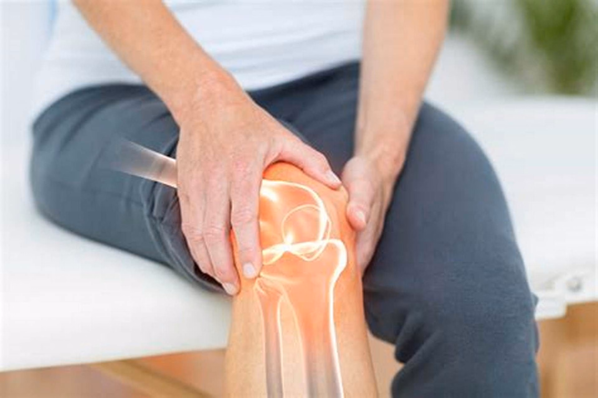 Cấu trúc khớp bình thường và khớp bị viêm với tổn thương sụn cùng bao hoạt dịch sưng đỏ