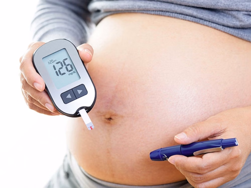 Bác sĩ chuyên khoa đang tư vấn theo dõi chỉ số đường huyết định kỳ cho phụ nữ mang thai