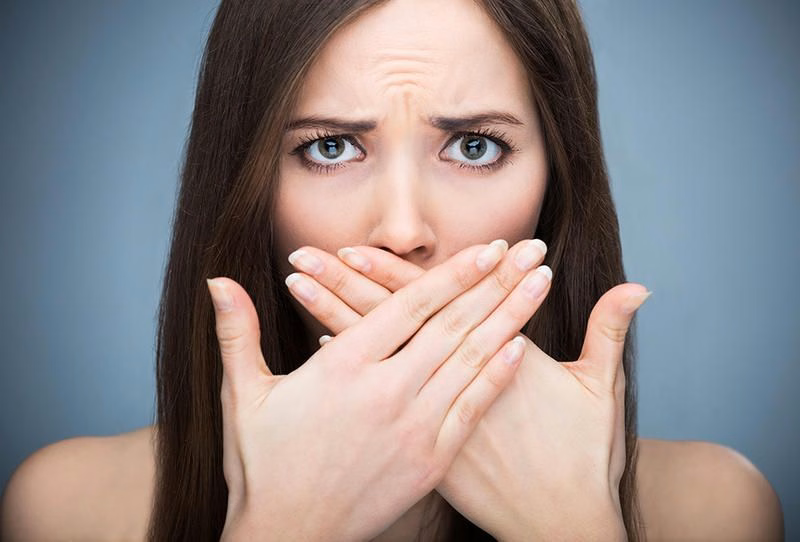 Bác sĩ nha khoa thăm khám răng miệng và kiểm tra tình trạng nướu cho người bệnh bị hôi miệng