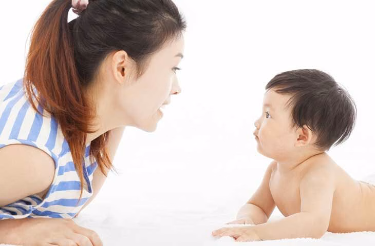 Bác sĩ chuyên khoa đang đánh giá và hỗ trợ âm ngữ trị liệu cho bệnh nhân mắc chứng rối loạn ngôn ngữ