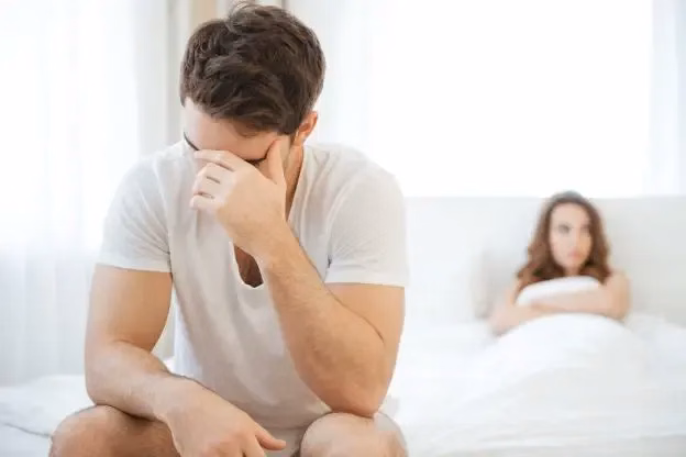 Bác sĩ chuyên khoa đang tư vấn cởi mở và bảo mật về sức khỏe sinh sản và chức năng tình dục cho một cặp đôi