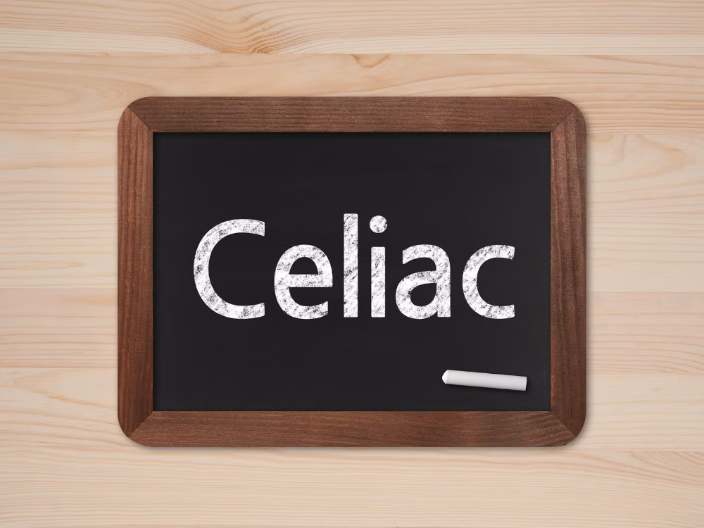 Bảng gỗ ghi chữ Celiac minh họa cho bệnh lý tự miễn không dung nạp gluten ở đường tiêu hóa