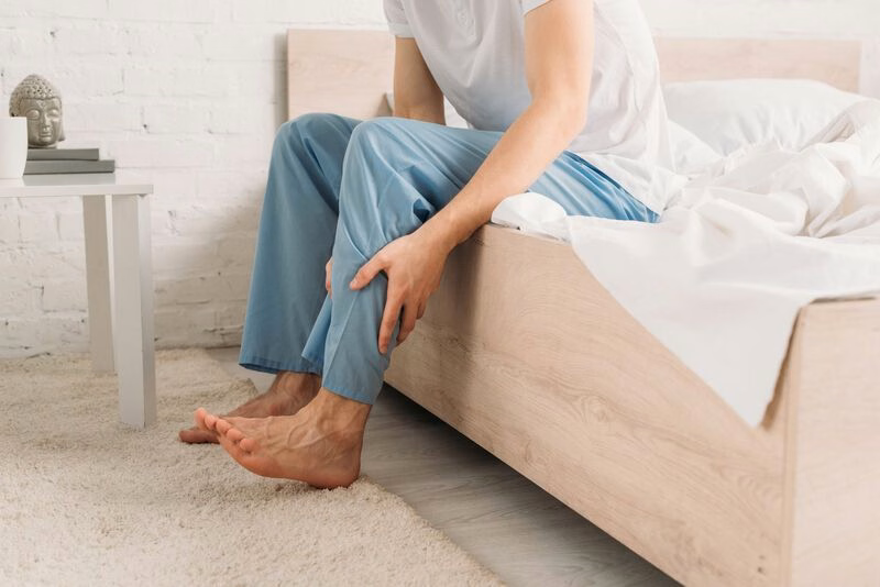 Minh họa người bệnh cảm thấy bồn chồn bứt rứt muốn cử động chân khi nằm nghỉ ngơi vào ban đêm