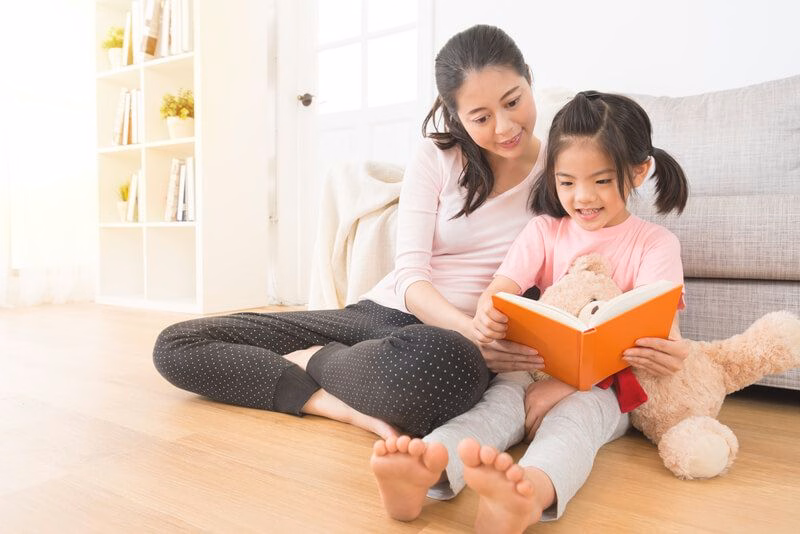 Bác sĩ chuyên khoa tâm lý thực hiện buổi đánh giá và tư vấn cho trẻ nghi ngờ mắc rối loạn tăng động giảm chú ý
