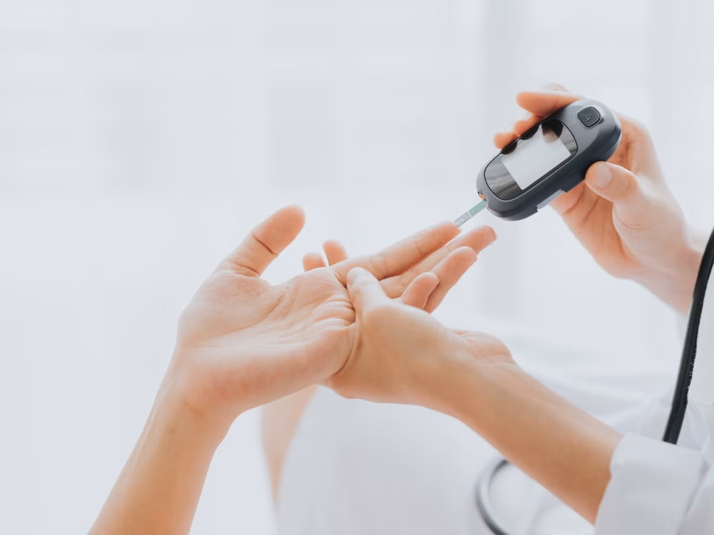Người bệnh kiểm tra đường huyết và thăm khám sức khỏe định kỳ cùng bác sĩ chuyên khoa nội tiết