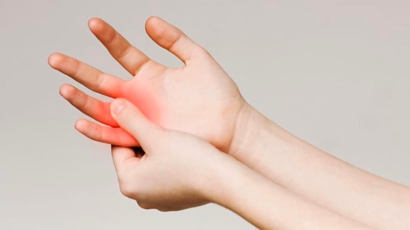 Hình ảnh minh họa vị trí sưng đau ở vùng khớp và gốc ngón tay cùng thao tác xoa bóp hỗ trợ giảm cảm giác khó chịu