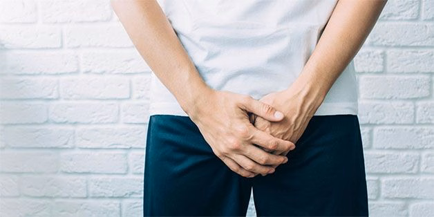 Triệu chứng viêm bao quy đầu đặc trưng với các đốm đỏ mẩn ngứa và tiết dịch trắng đục dưới nếp gấp bao quy đầu
