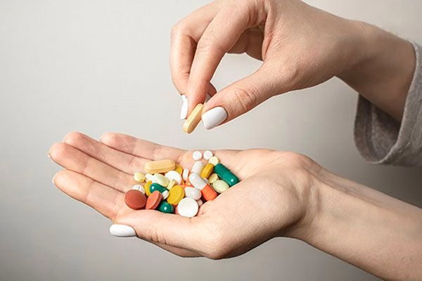 Thuốc điều trị đau thắt lưng cần được bác sĩ chuyên khoa chỉ định và kiểm soát chặt chẽ