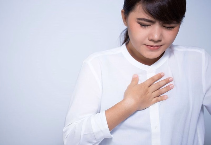 Bác sĩ thăm khám lồng ngực và nghe tim phổi cho bệnh nhân khó thở