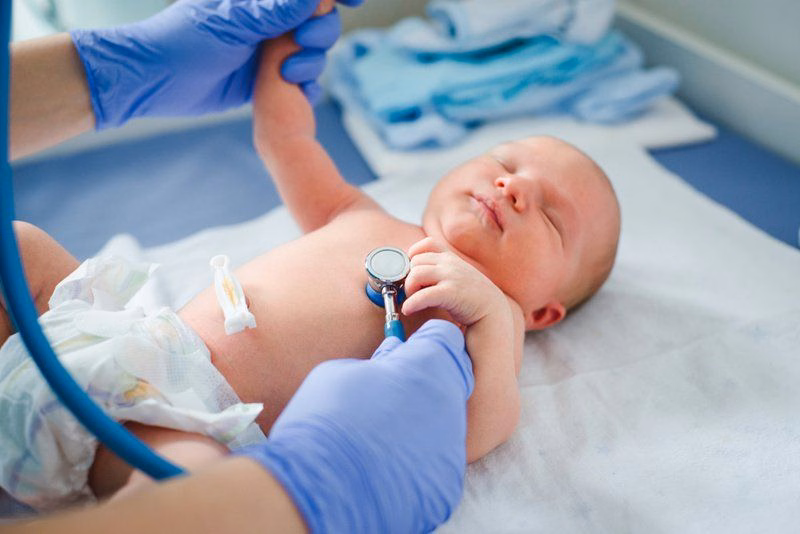 Bác sĩ chuyên khoa nhi siêu âm tim kiểm tra dị tật tim bẩm sinh cho trẻ