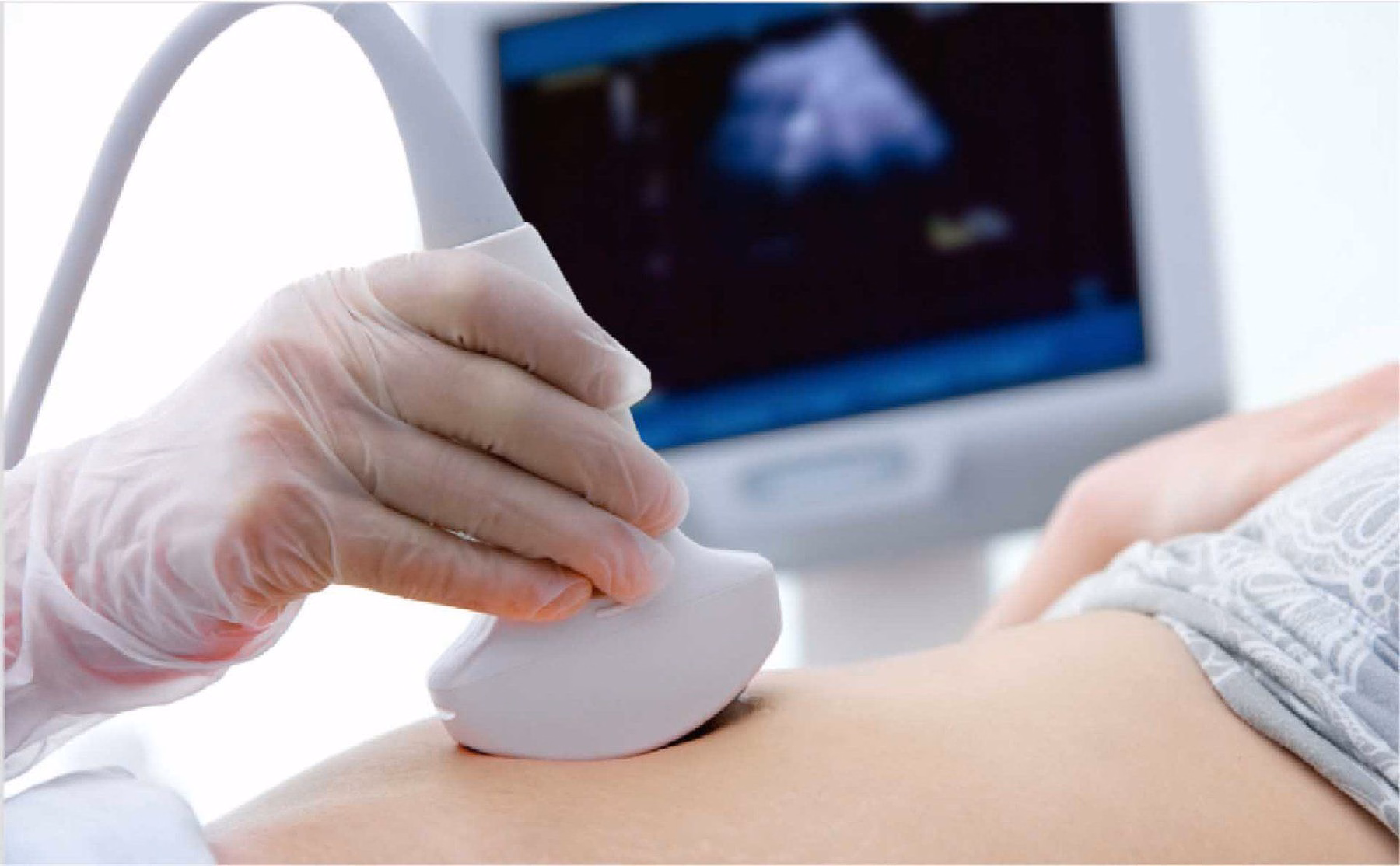 Bác sĩ hướng dẫn thực hiện kỹ thuật vật lý trị liệu và bài tập vận động thụ động cho trẻ bị cứng đa khớp bẩm sinh