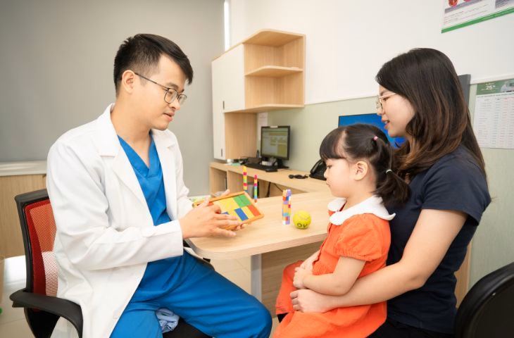 Trẻ nhỏ được người thân hướng dẫn giao tiếp tương tác hình ảnh nhằm cải thiện rối loạn ngôn ngữ
