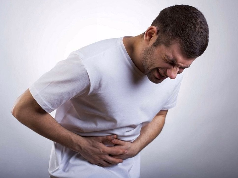 Bác sĩ chuyên khoa tiêu hóa tư vấn và giải thích kết quả nội soi đường ruột cho bệnh nhân