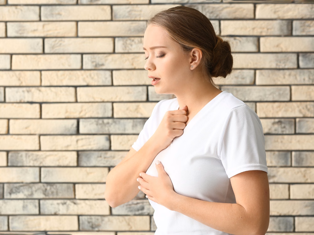 Người bệnh có triệu chứng khó thở và tức ngực do cơn hen phế quản bùng phát