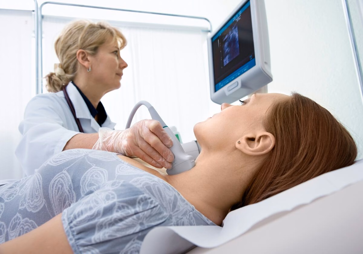 Bác sĩ thực hiện kỹ thuật siêu âm vùng cổ để kiểm tra vị trí và đặc điểm bướu giáp nhân thùy phải của người bệnh