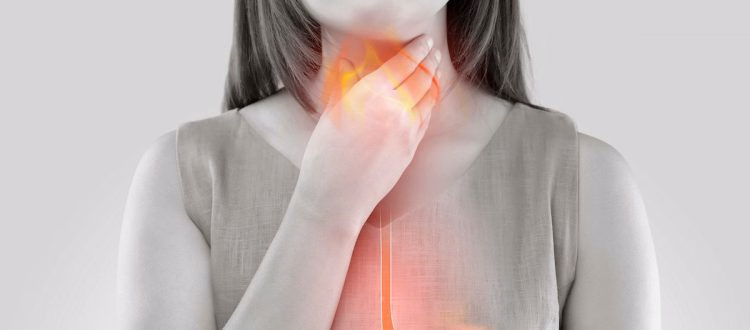 Hình ảnh minh họa cảm giác đau thắt nóng rát sau xương ức và nghẹn vướng cổ họng do co thắt thực quản.