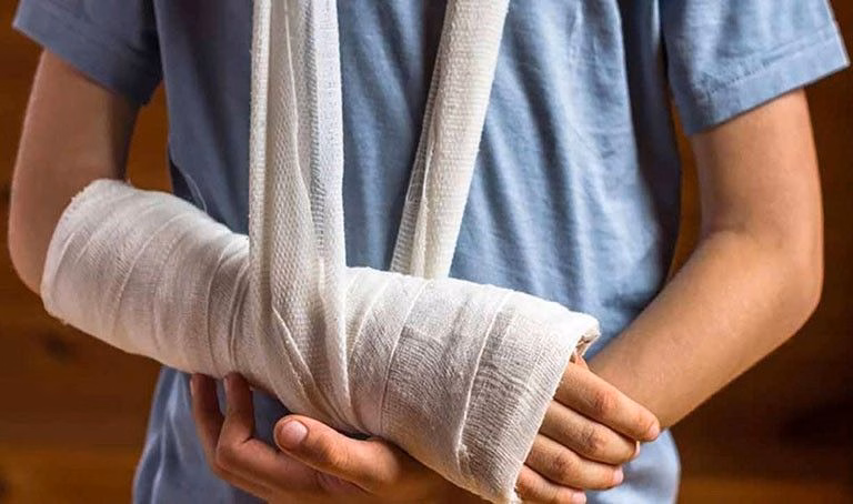 Bác sĩ chuyên khoa cơ xương khớp thăm khám và kiểm tra vị trí sưng đau nghi ngờ rạn xương
