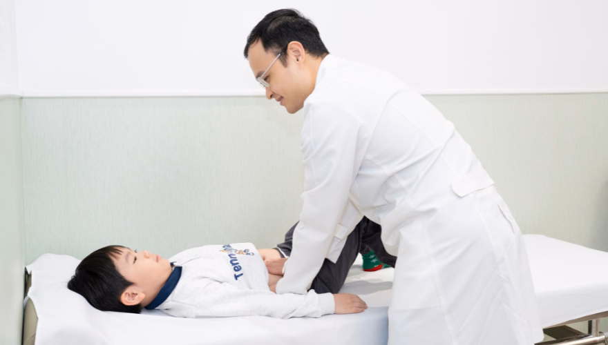 Minh họa cấu trúc bao quy đầu dạng mũ trùm và độ cong dương vật trong dị tật lỗ tiểu lệch thấp