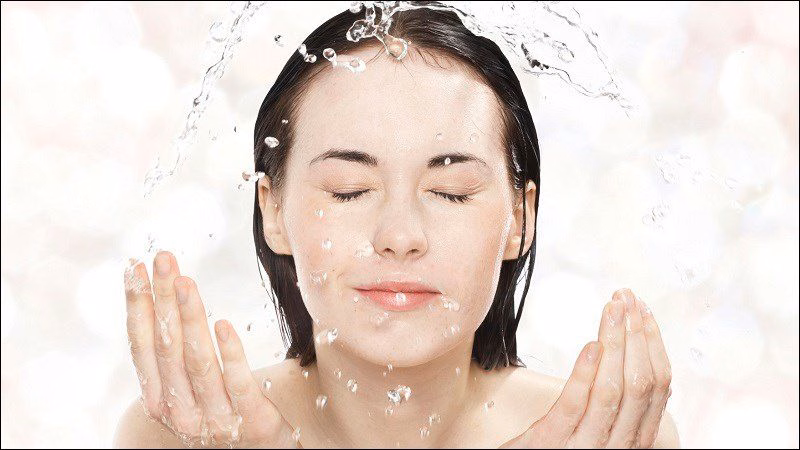 Quy trình làm sạch da mặt và kiểm soát dầu nhờn nhằm ngăn ngừa mụn đầu đen tái phát