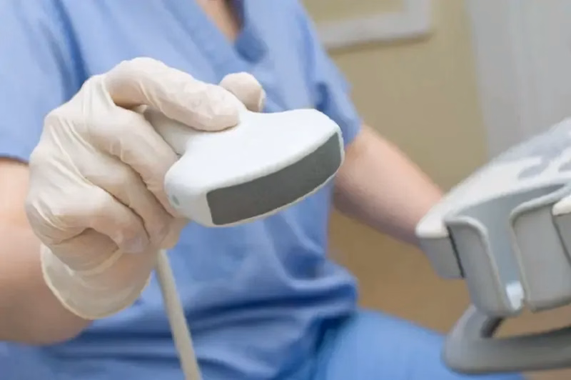 Bác sĩ chuyên khoa nam học thực hiện thăm khám và siêu âm kiểm tra tinh hoàn cho bệnh nhân