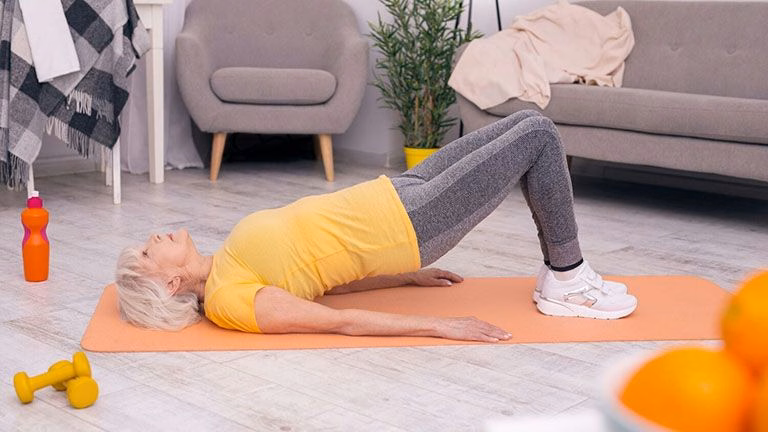 Bác sĩ chuyên khoa sản phụ khoa thăm khám và tư vấn điều trị sa tạng chậu cho người bệnh