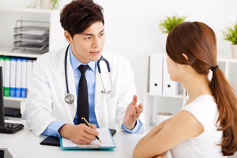 Bác sĩ chuyên khoa thận tiết niệu tư vấn chẩn đoán và quản lý viêm bàng quang mạn tính cho người bệnh