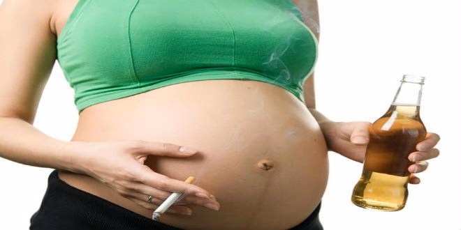 Bác sĩ tư vấn chăm sóc sức khỏe thai kỳ và giải thích các dấu hiệu bất thường cho thai phụ