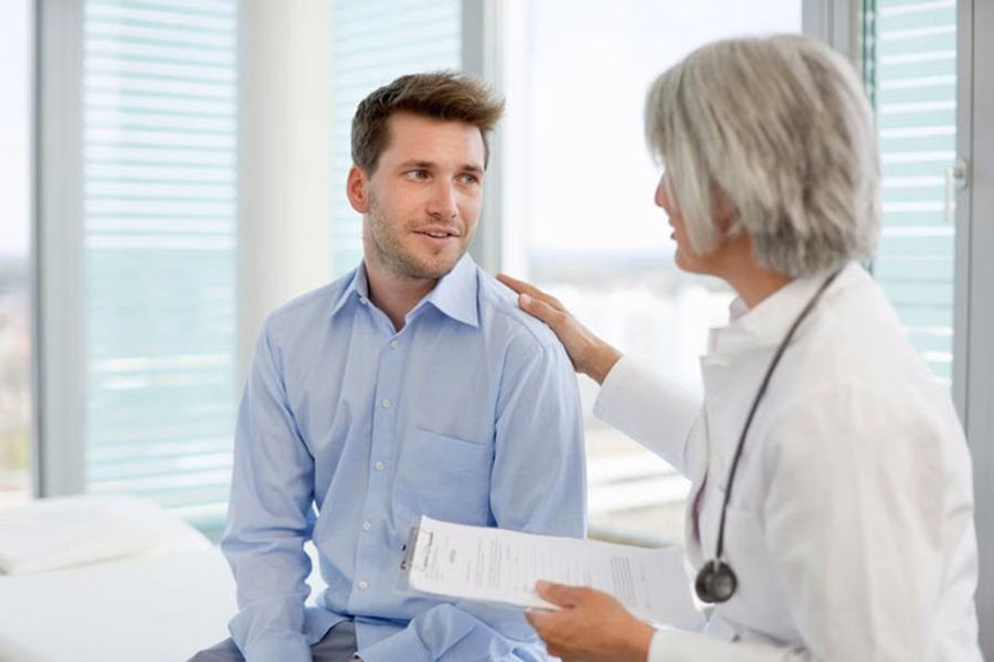 Hình ảnh nhân viên y tế theo dõi và chăm sóc tổn thương da cho bệnh nhân hội chứng Stevens-Johnson tại phòng điều trị tích cực