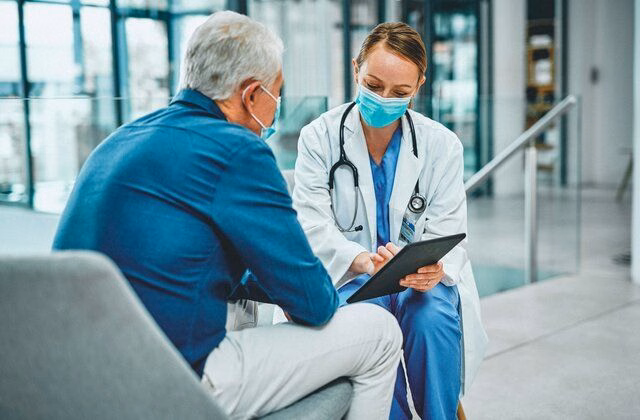 Bác sĩ thăm khám lâm sàng và theo dõi chức năng cơ quan cho bệnh nhân mắc xơ cứng bì
