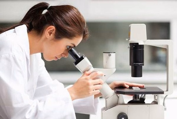 Bác sĩ chuyên khoa thăm khám và tư vấn phương pháp điều trị nhiễm nấm Candida cho người bệnh