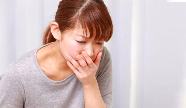 Người phụ nữ cảm thấy buồn nôn khó chịu do triệu chứng đi kèm của đau nửa đầu