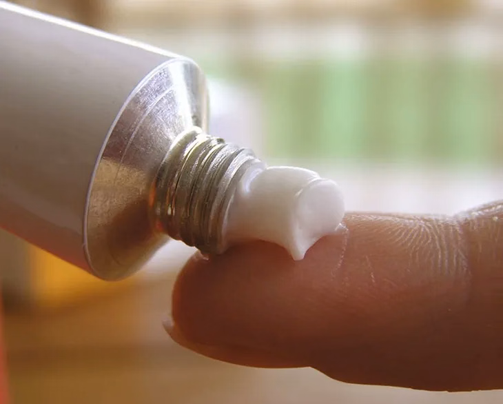 Bác sĩ chuyên khoa da liễu thăm khám và hướng dẫn chăm sóc hàng rào bảo vệ da cho người bệnh