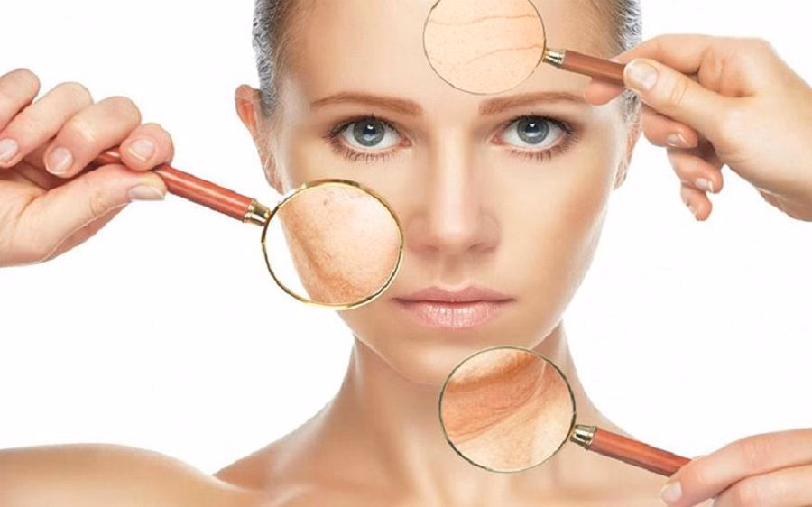 Bác sĩ chuyên khoa da liễu đang sử dụng máy soi da để thăm khám và đánh giá mức độ nghiêm trọng của sẹo rỗ