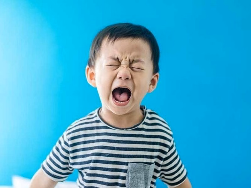 Bác sĩ chuyên khoa tâm thần thực hiện đánh giá hành vi và chẩn đoán rối loạn tăng động giảm chú ý ở trẻ