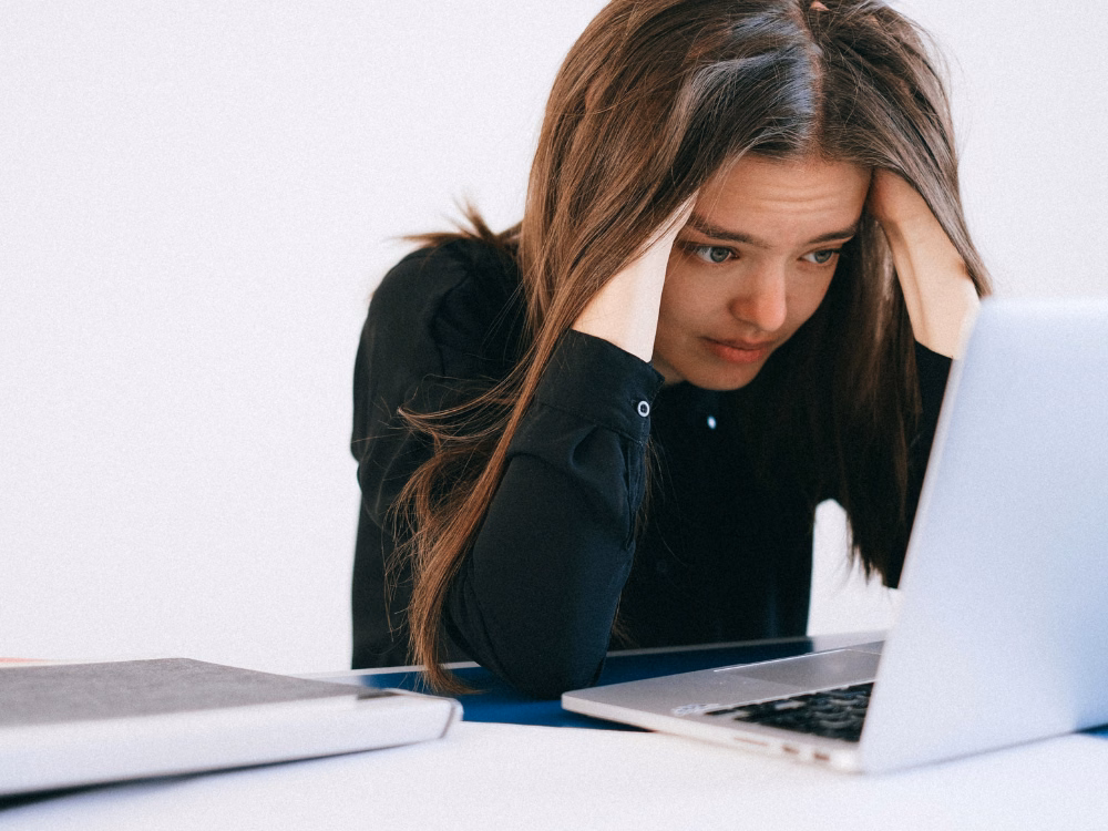Bác sĩ thăm khám lâm sàng và tư vấn điều trị cho người bệnh viêm loét dạ dày