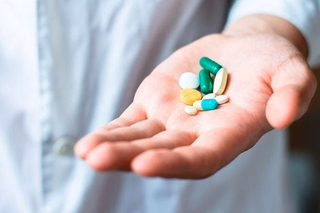 Bác sĩ chuyên khoa sản phụ khoa thực hiện khám lâm sàng và tư vấn phương pháp điều trị viêm nội mạc tử cung cho bệnh nhân