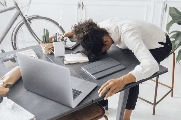 Biểu hiện run tay không tự chủ vào buổi sáng ở người mắc chứng rối loạn sử dụng rượu mạn tính