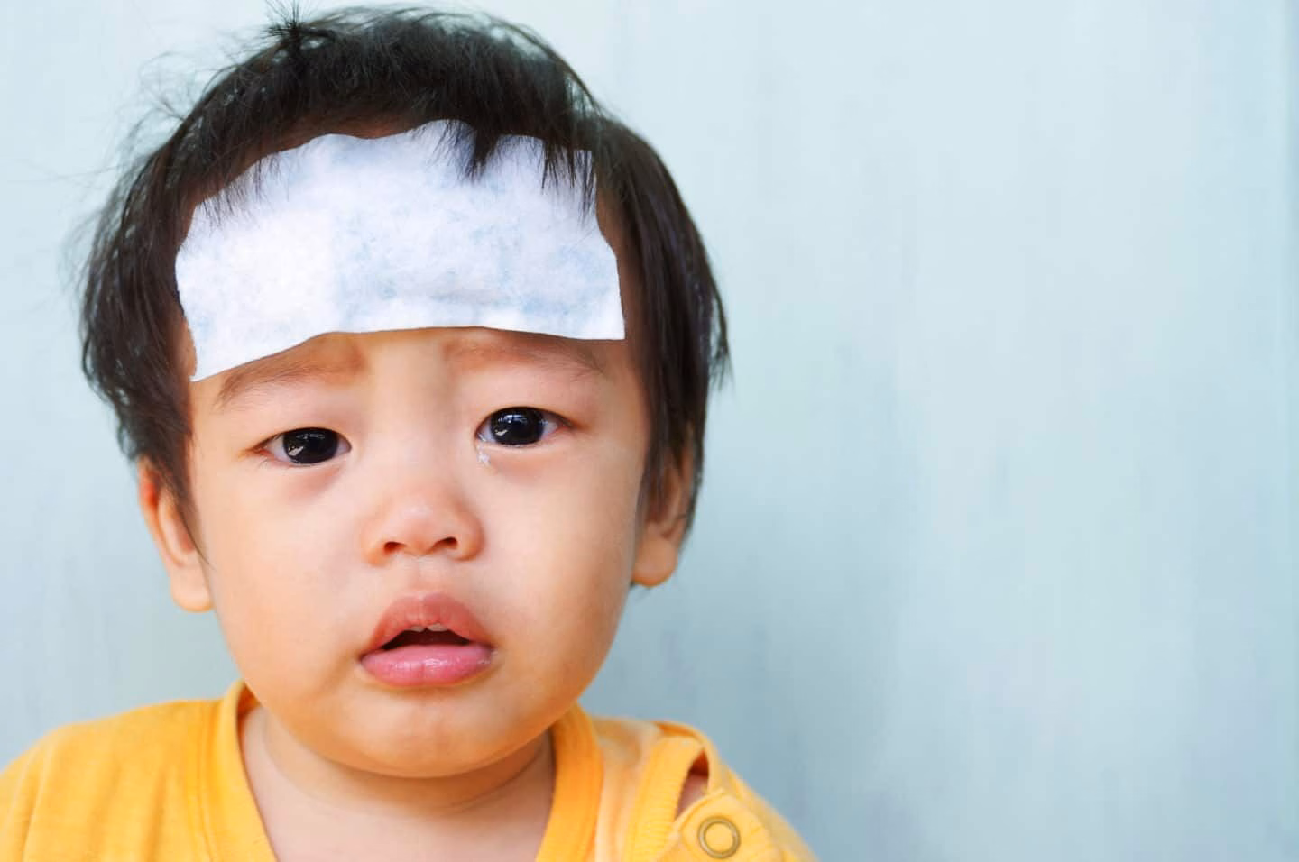 Bác sĩ thực hiện thao tác kiểm tra dấu hiệu cứng gáy để chẩn đoán viêm màng não