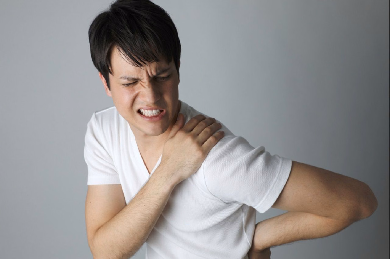 Dấu hiệu biến dạng vùng vai sưng nề và tư thế tay đặc trưng của người bệnh trật khớp vai