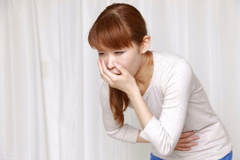 Biểu hiện trẻ nhỏ quấy khóc dữ dội và co gập chân lên bụng trong cơn đau bụng do bệnh lồng ruột