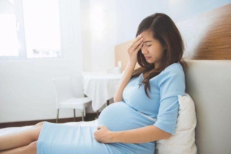 Bác sĩ kiểm tra kết quả xét nghiệm máu và chỉ số men gan của bệnh nhân viêm gan B