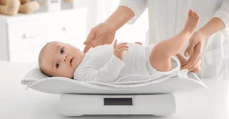 Bác sĩ chuyên khoa thăm khám và theo dõi sự phát triển thể chất của trẻ nhỏ mắc dị tật tim bẩm sinh