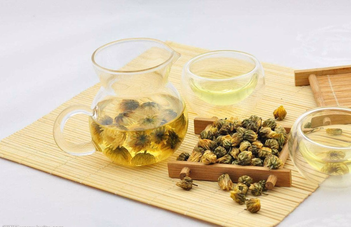Các loại thực phẩm lỏng thanh đạm và dung dịch bù nước điện giải hỗ trợ phục hồi đường ruột