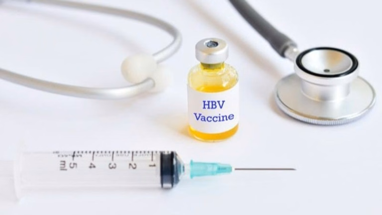 Bác sĩ chuyên khoa tiêu hóa gan mật tư vấn phác đồ theo dõi cho bệnh nhân viêm gan mạn