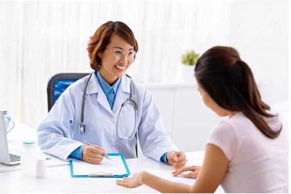 Bác sĩ chuyên khoa phụ sản thăm khám và tư vấn giải pháp cải thiện chứng khô âm đạo cho người bệnh