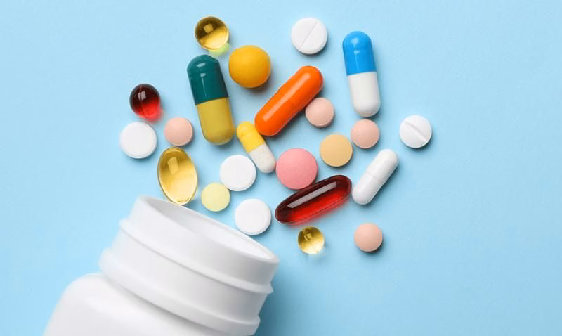Bác sĩ thăm khám lâm sàng khớp cổ tay và đánh giá phản xạ dẫn truyền thần kinh cho người bệnh bị tê bàn tay